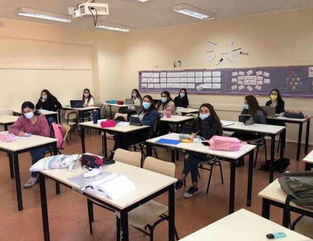 תלמידי התיכונים חוזרים לבית הספר תלמידי התיכונים חוזרים לבית הספר