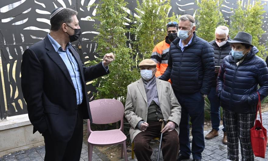 קביעת מזוזה בית לחיים. צילום: חורחה נובומינסקי: 1 מתוך 9 קביעת מזוזה בית לחיים. צילום: חורחה נובומינסקי: 1 מתוך 9