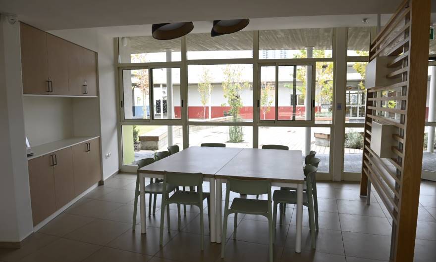 קביעת מזוזה בית לחיים. צילום: חורחה נובומינסקי: 3 מתוך 9 קביעת מזוזה בית לחיים. צילום: חורחה נובומינסקי: 3 מתוך 9