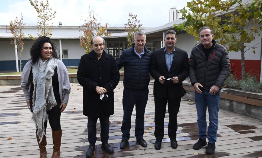 קביעת מזוזה בית לחיים. צילום: חורחה נובומינסקי: 4 מתוך 9 קביעת מזוזה בית לחיים. צילום: חורחה נובומינסקי: 4 מתוך 9