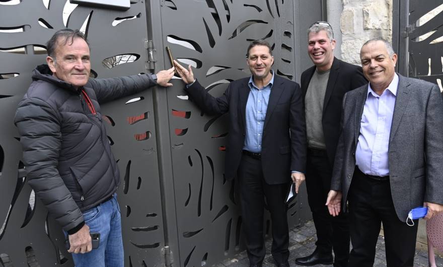 קביעת מזוזה בית לחיים. צילום: חורחה נובומינסקי: 5 מתוך 9 קביעת מזוזה בית לחיים. צילום: חורחה נובומינסקי: 5 מתוך 9