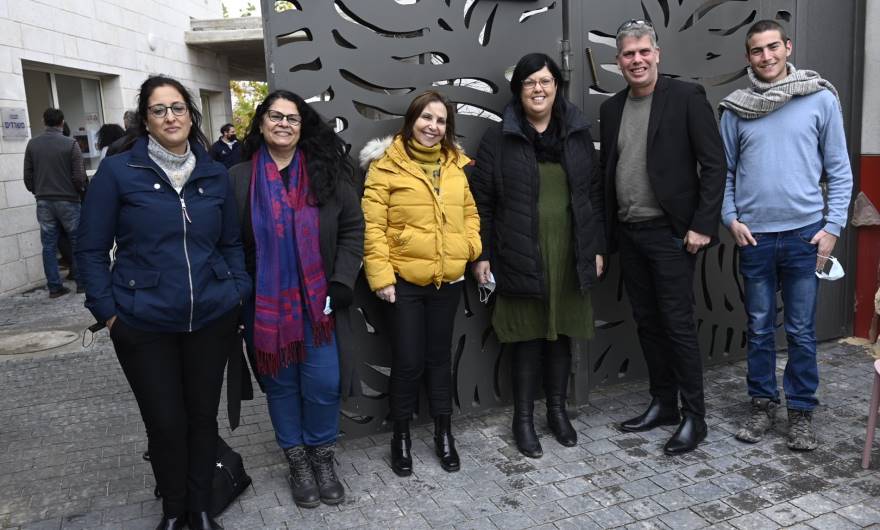 קביעת מזוזה בית לחיים. צילום: חורחה נובומינסקי: 7 מתוך 9 קביעת מזוזה בית לחיים. צילום: חורחה נובומינסקי: 7 מתוך 9