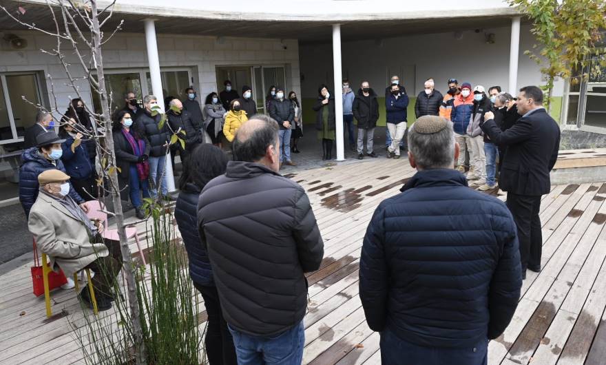 קביעת מזוזה בית לחיים. צילום: חורחה נובומינסקי: 8 מתוך 9 קביעת מזוזה בית לחיים. צילום: חורחה נובומינסקי: 8 מתוך 9