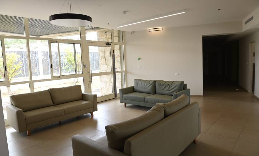 קביעת מזוזה בית לחיים. צילום: חורחה נובומינסקי: 9 מתוך 9 קביעת מזוזה בית לחיים. צילום: חורחה נובומינסקי: 9 מתוך 9