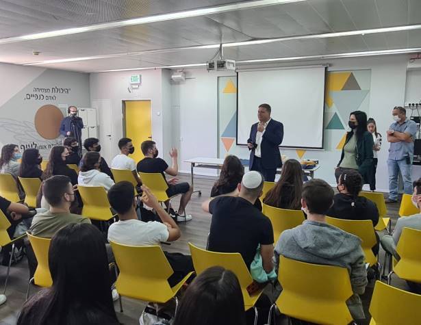 ראש העיר עם תלמידי מגמת הספורט ראש העיר עם תלמידי מגמת הספורט