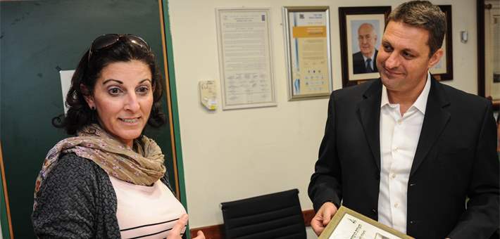 ראש העיר חיים ביבס עם ליאורה ולר מנהלת בי''ס גוונים