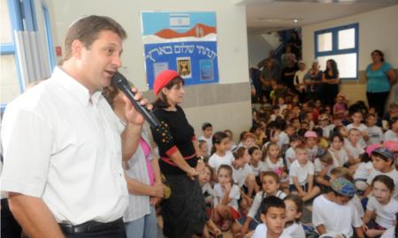 ראש העיר עם תלמידים בביה''ס החדש בשכונת אבני חן