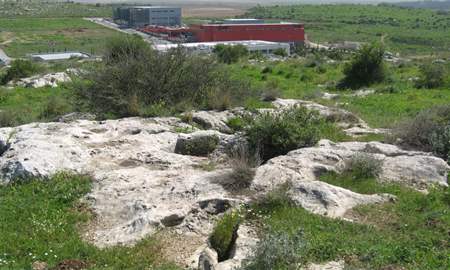 אלבום תמונות: פתחי מאגר מים תת-קרקעי מרשים - המדרון המזרחי של גבעת אל-כונייסה