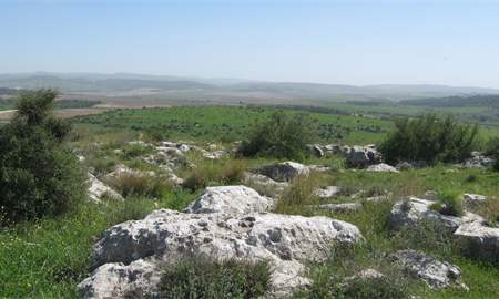 אלבום תמונות: תצפית לכיוון דרום-מזרח מראש הגבעה המזרחית – עמק איילון והרי ירושלים