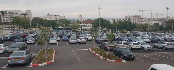 חניון דם המכבים מול בניין העירייה