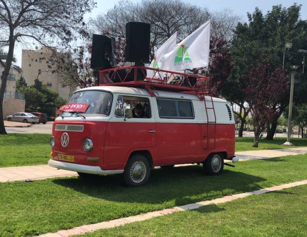 רכב מוזיקה בעיר. תמונה להמחשה רכב מוזיקה בעיר. תמונה להמחשה