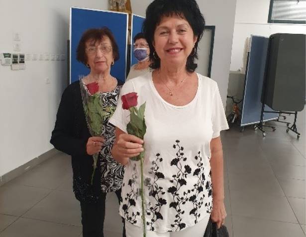 חלוקת פרחים לווטרנים ולניצולי השואה