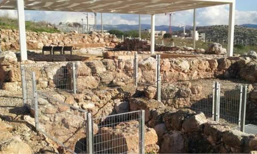 סיור מצולם באתר הארכיאולוגי: צילום הממחיש את הזיקה בין מבנה בית-הכנסת ומקווה הטהרה