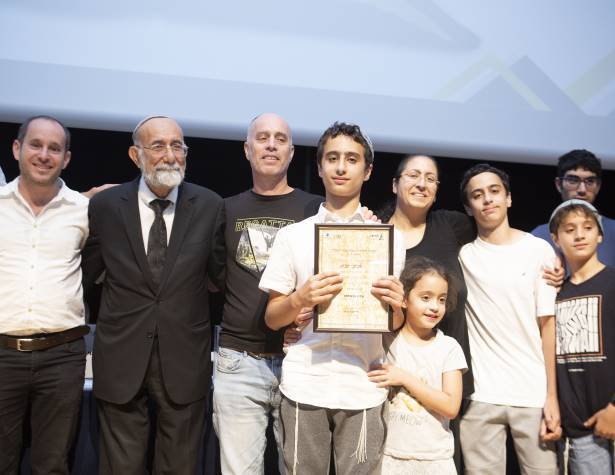 אביתר גזית עם התעודה אביתר גזית עם התעודה