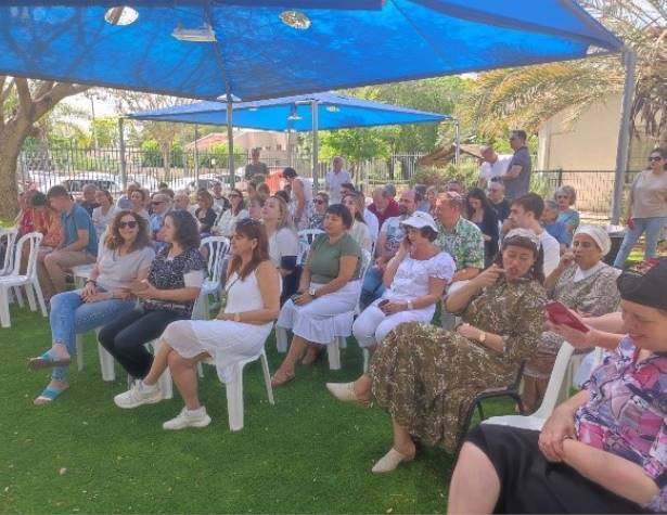 חוגגים שבועות לעולים חוגגים שבועות לעולים