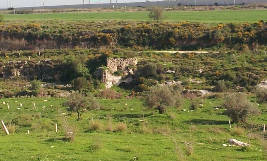 תמונות: שרידי כבשן סיד ומחצבה בחלקו התחתון של נחל ענבה. ברקע נראה כביש 431