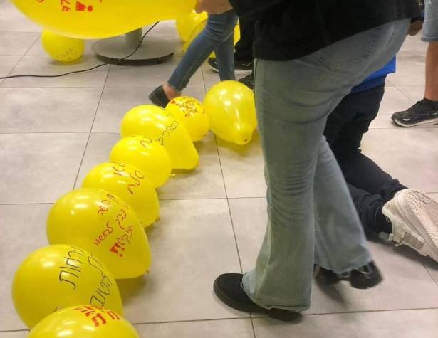 בלונים צהובים לילדים החטופים בלונים צהובים לילדים החטופים