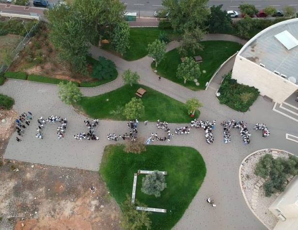 מחוות של תלמידים בצל המלחמה מחוות של תלמידים בצל המלחמה