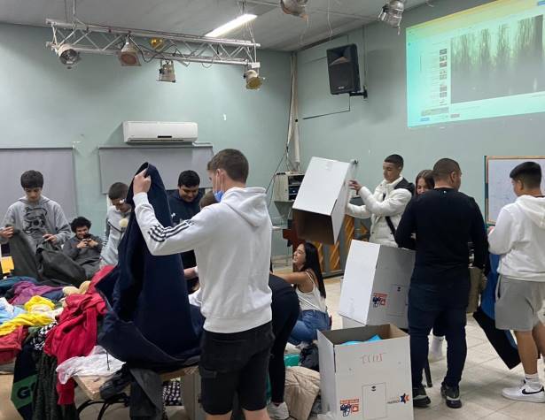 בני הנוער אוספים מעילים למען נזקקים ומפונים בני הנוער אוספים מעילים למען נזקקים ומפונים