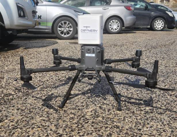 הרחפן עם החבילה הרחפן עם החבילה