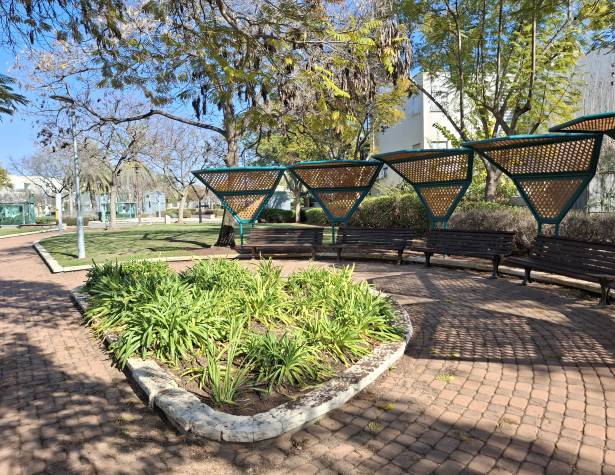 ספסלים בעיר