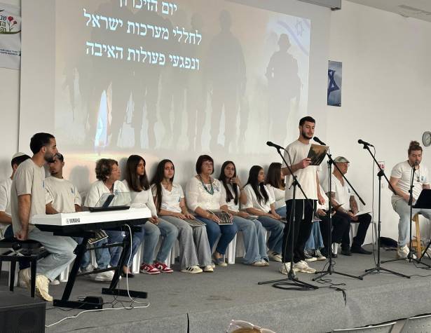 טקס בין דורי תלמידי ברנקו ויס עם אזרחים ותיקים טקס בין דורי תלמידי ברנקו ויס עם אזרחים ותיקים