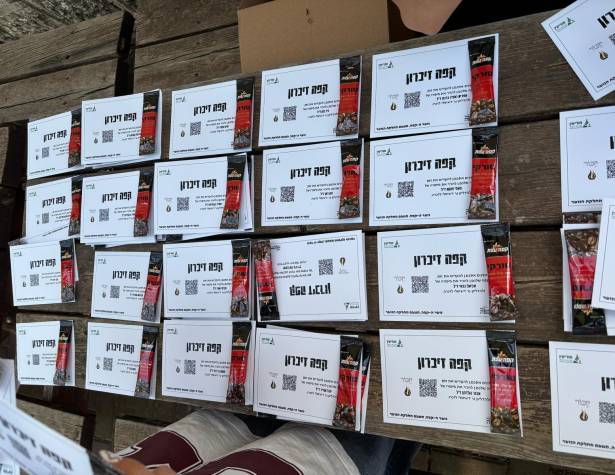 תמונה חלוקת גלויות זיכרון תמונה חלוקת גלויות זיכרון