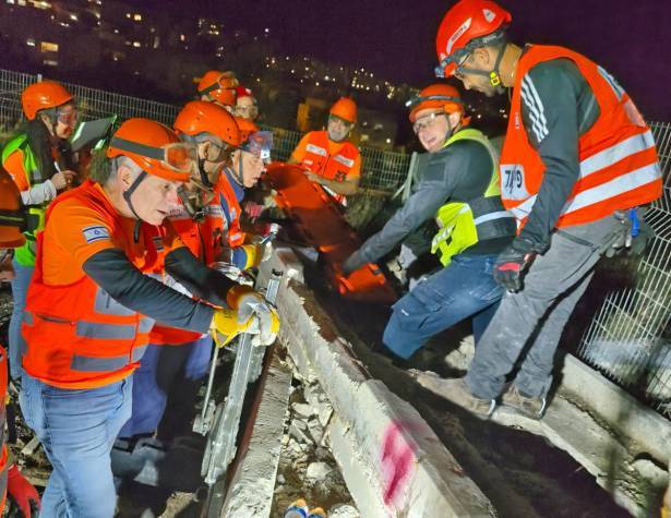 מתנדבי יחידת החילוץ וההצלה בפעולה מתנדבי יחידת החילוץ וההצלה בפעולה