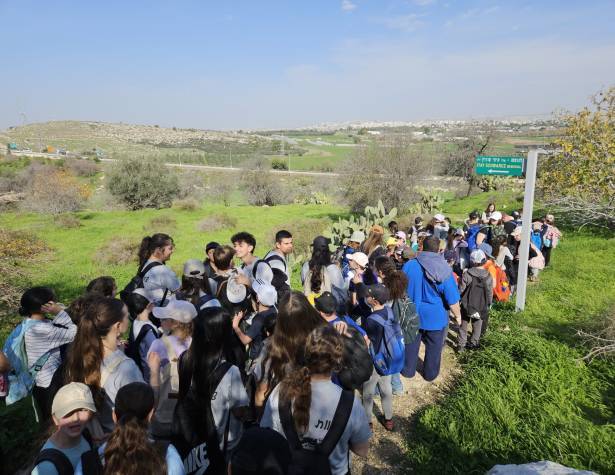 ילדי העיר מטיילים בשבילי מודיעין ילדי העיר מטיילים בשבילי מודיעין