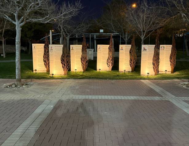 האנדרטה לזכר בוגרי הישיבה התיכונית לפיד מודיעין