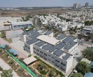 התקנת פאנלים סולאריים על מבני ציבור