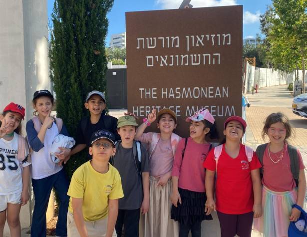 בנות ובני ה-9 מלמדים היסטוריה בנות ובני ה-9 מלמדים היסטוריה