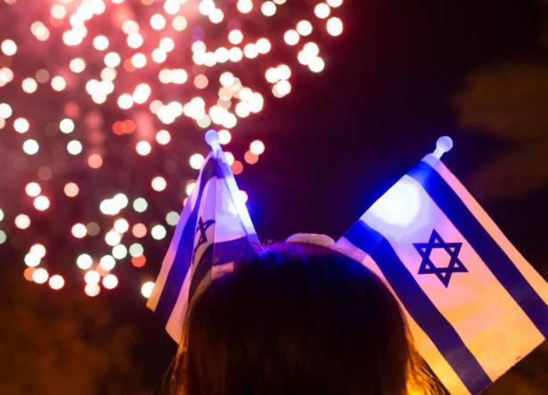 חוגגים עצמאות עם זיקוקין שקטים חוגגים עצמאות עם זיקוקין שקטים