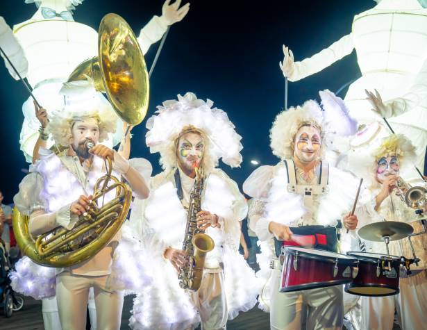 קרקס לבן צלם שחף בגר קרקס לבן צלם שחף בגר