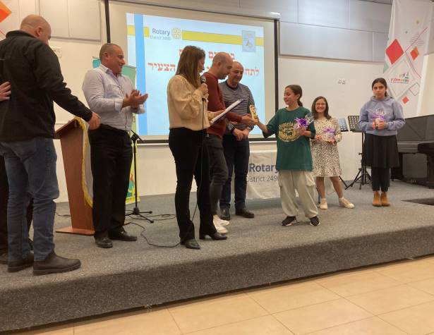 הענקת גביע לסיון אדלר. צילום סיגל פלג הענקת גביע לסיון אדלר. צילום סיגל פלג