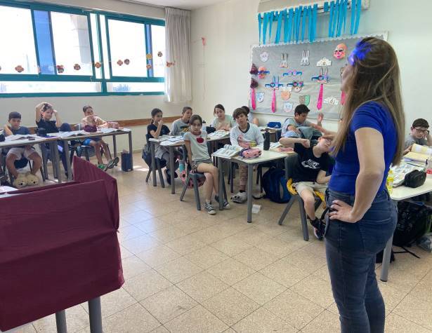 התלמידים בהיערכות להכנת משלוחי מנות התלמידים בהיערכות להכנת משלוחי מנות