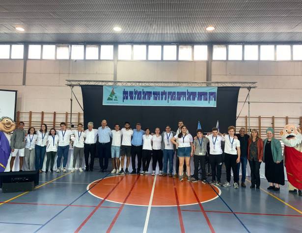 משתתפי החידון וצוות השופטים משתתפי החידון וצוות השופטים