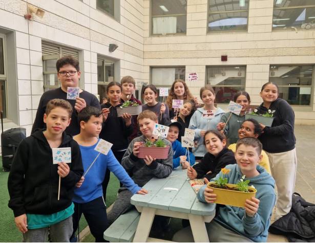 תלמידי ביה"ס אבני חן שותלים מילים טובות תלמידי ביה"ס אבני חן שותלים מילים טובות