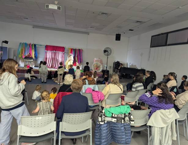 העולים החדשים חוגגים את חנוכה העולים החדשים חוגגים את חנוכה