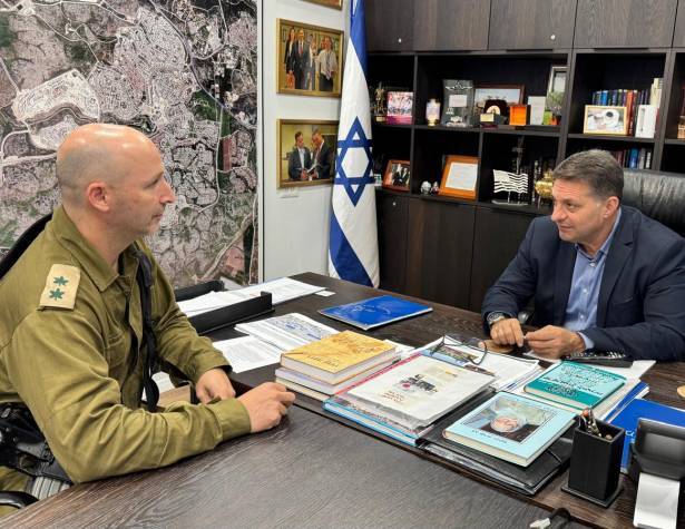 Mayor Haim Bibas with Lt. Col. Eran Rozmaryn Mayor Haim Bibas with Lt. Col. Eran Rozmaryn