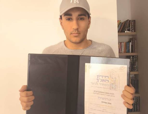 Alon Ohayon with his award Alon Ohayon with his award