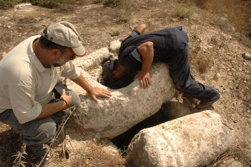 אלבום תמונות: חוליית בור מים ועמוד עתיק בפסגת גבעת חדת אלבום תמונות: חוליית בור מים ועמוד עתיק בפסגת גבעת חדת