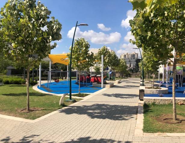 הפארק ברחוב החסידה