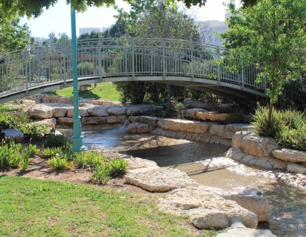 פארק הנחל הרטוב בעמק איילון פארק הנחל הרטוב בעמק איילון