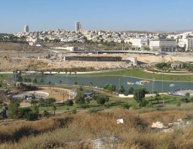 אתר העתיקות (פינה ימנית תחתונה) על רקע פארק ענבה