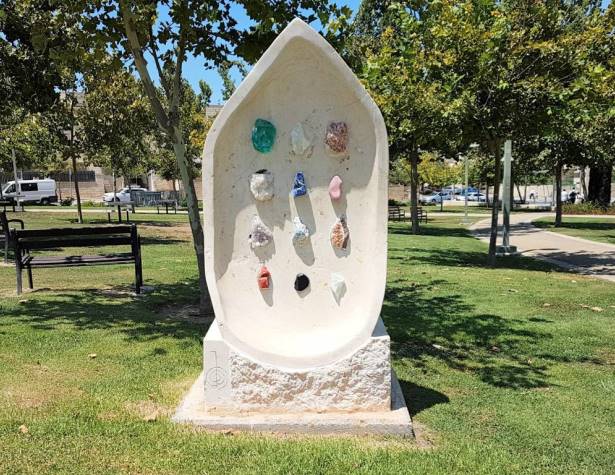 פסל של בן אריה רותי וצוקרמן יוסף ז''ל