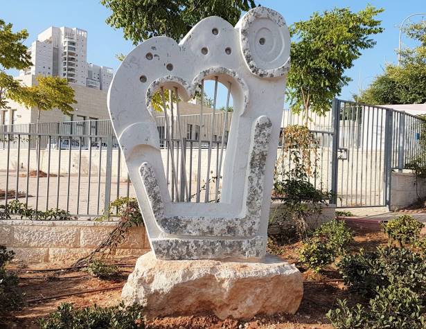 פסל של אתי ירמיהו