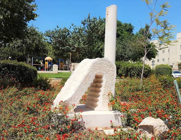 פסל של ידידיה (דודו) מור