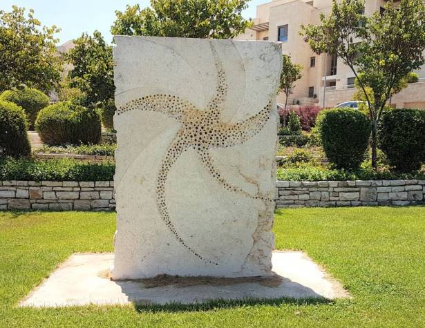 פסל של פינק ברני