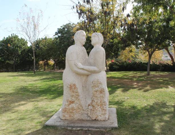 פסל של אביבה ברגר